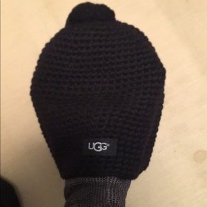 UGG BEANIE w/pom pom
